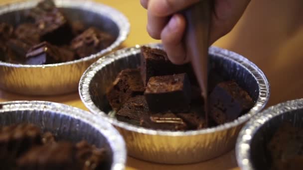 Şefler kesme Brownie parçaları çikolata ile ev yapımı sos vardır — Stok video