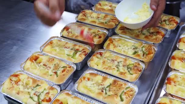 Chef-koks zijn heerlijke pizza brood beboterde toast op een bakken gedaan. — Stockvideo