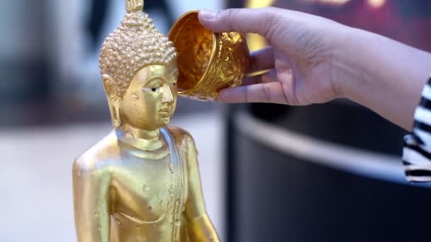 L'eau au moine de Bouddha est sur Songkran Festival, une statue de Bouddha en Thaïlande . — Video