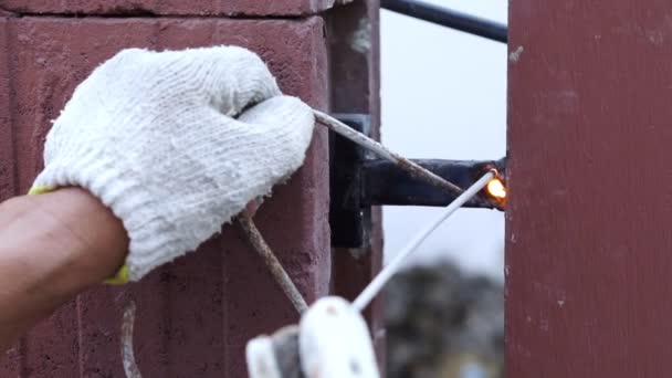 Slow-motion, Technicians are welding of steel fencing home, Close-up Shot — Stock Video