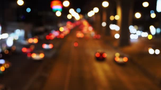 Image de fond déconcentrant la voiture de lumière la nuit. 4K — Video