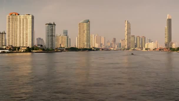 Zeitraffer-Zoon in 4k, am Abend, Wolkenkratzer am Wasser im Zentrum Bangkoks. — Stockvideo