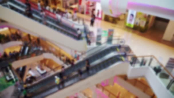 투 샷, 도시의 중심에있는 백화점에서 많은 사람들이 흐릿한 배경 — 비디오
