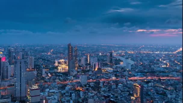 Вид с воздуха на город Бангкок, включая реку Чао Прайя в ночное время — стоковое видео