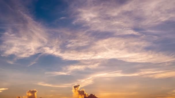 Time-lapse Nuvem de pôr-do-sol 4K afastando-se do fundo colorido abstrato — Vídeo de Stock