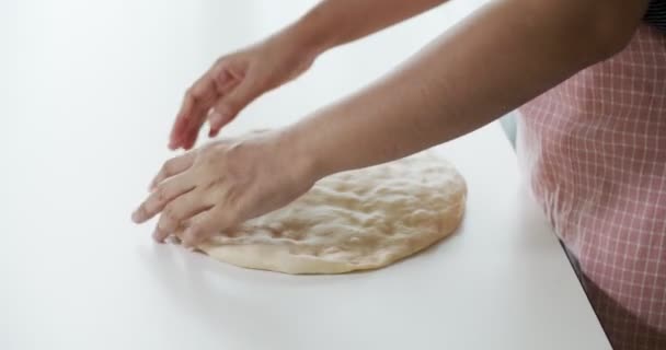Kobiety ugniatać ciasto ręcznie, aby uniknąć pęcherzyków powietrza na białym stole, 4k — Wideo stockowe