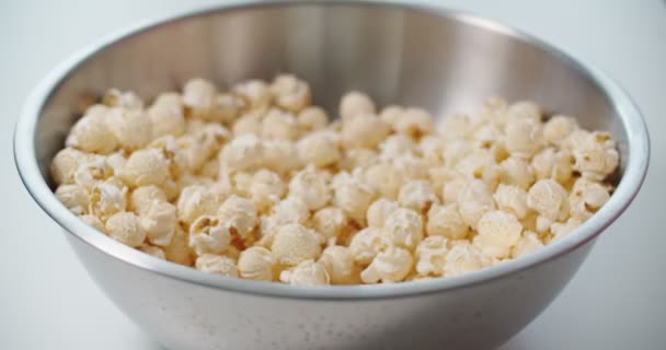 Vrouwen mengen popcorn met hun handen in de bakkom, Slow Motion, 4k — Stockvideo