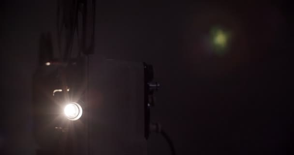Probíhá Přehrávání Filmového Projektoru Retro Vinobraní Projektor Dci — Stock video