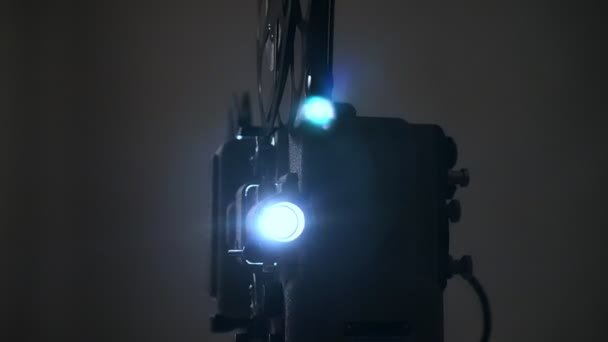 Proyector de película de 8 mm Proyección retro antigua en el cuarto oscuro, 4K — Vídeos de Stock