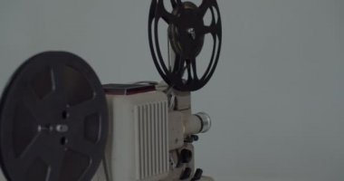 8 mm film projektörü retro oynuyor. Vintage projektör, 4k Dci