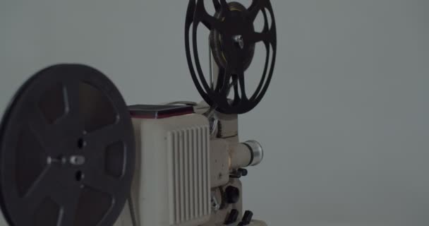 8 mm movie projector retro is playing. Vintage projector, 4K DCI — Stock Video