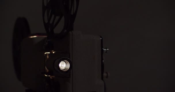 Projektor filmowy o rozdzielczości 8 mm stare retro projekcje w ciemnym pomieszczeniu, 4K — Wideo stockowe