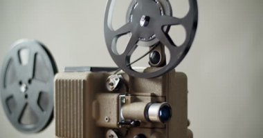 8 mm film projektörü retro oynuyor. Vintage projektör, 4k Dci