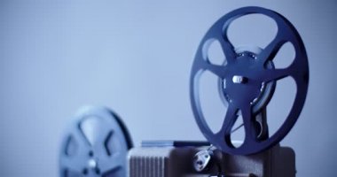 8 mm film projektörü retro oynuyor. Vintage projektör