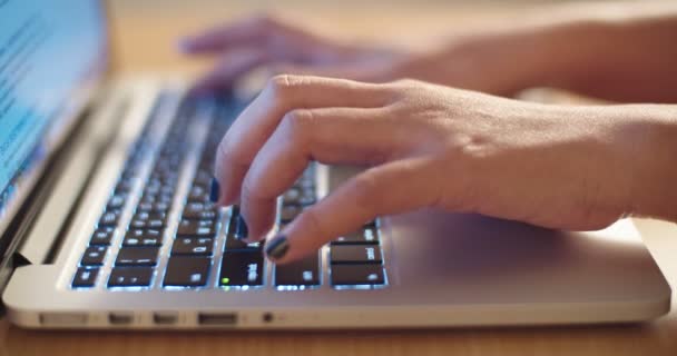 Primer plano, las mujeres están utilizando una computadora portátil para obtener información. 4K — Vídeo de stock