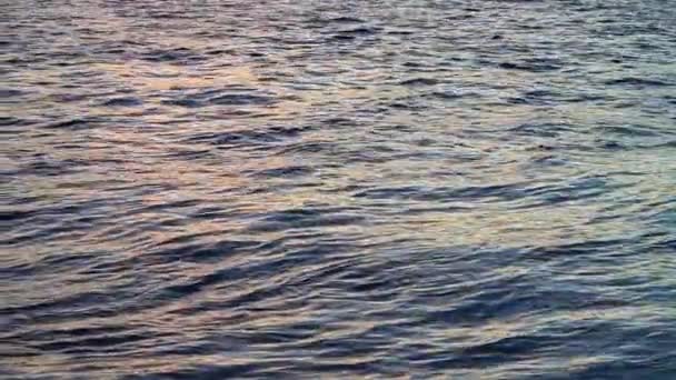 Texturé et reflets Eau dans la rivière, Mouvement lent 