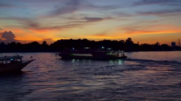 タイの川で夕日 — ストック動画