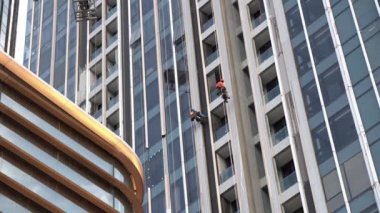 İnşaat işçileri yüksek risk oluşturmak için çalışıyor. 4k