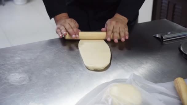 Кухарі Використовують Валик Тіста Щоб Покласти Шинку — стокове відео