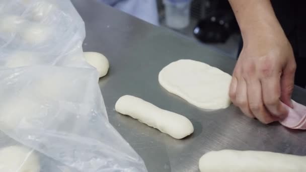 Köche Verwenden Eine Teigrolle Den Schinken — Stockvideo