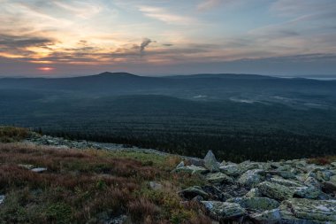 Güney Ural, Ulusal doğa parkı Taganay. Taganay dağ sırtı. Sunrise