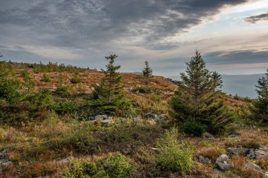dağın tepesinde gün doğumu