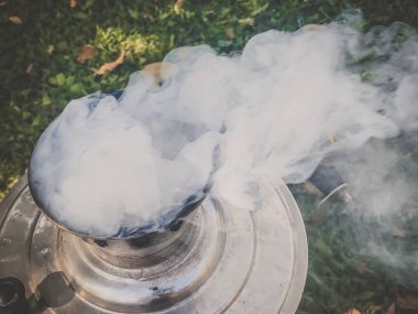 Bir samovardan duman dumanı. Samovar geleneksel çay yapmak için Rusya'da kullanılan su ısıtma için büyük bir dekore konteyner,. 