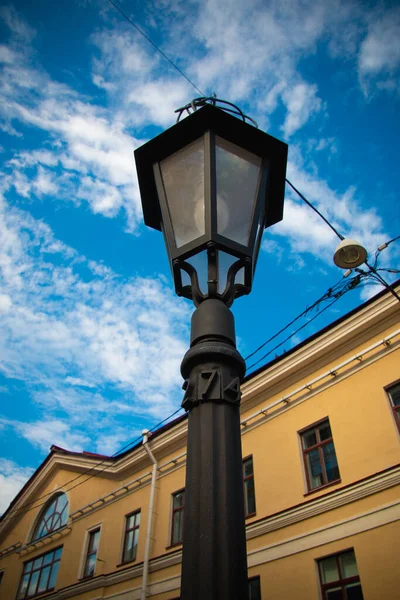 Eski sokak lambası ve mavi gökyüzü