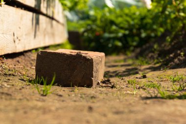 Tuğla yerde yatıyor.