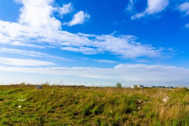 Göl, gökyüzü ve beyaz bulutlar 