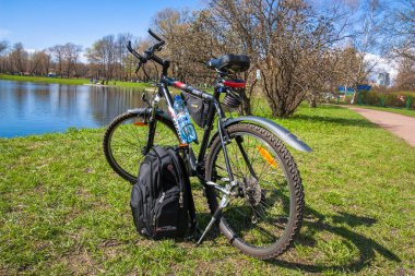 Rusya, Saint-Petersburg - 04 Mayıs 2015: Gölün ve yeşil çimlerin önünde bisiklet duruyor