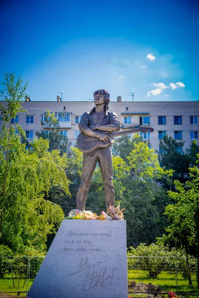 Rusya, Saint-Petersburg - 16 Ağustos 2020: şarkıcı Viktor Tsoi 'nin anısına bir anıt. Ölümün 30. yıldönümü.