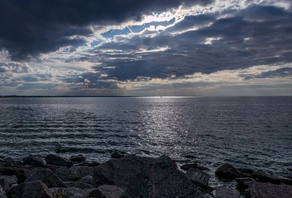 Suyun üzerinde kara yağmur bulutları