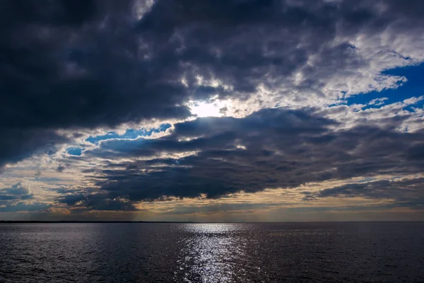 Suyun üzerinde kara yağmur bulutları
