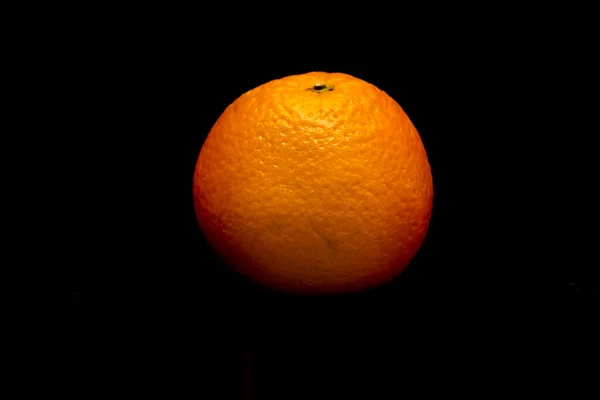 Laranja Está Localizado Fundo Preto — Fotografia de Stock