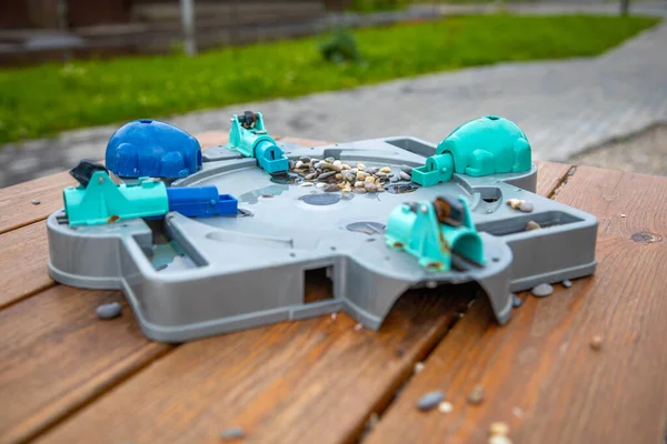 Üzerinde taşlar olan eski bilgisayar oyunu denetleyicisi