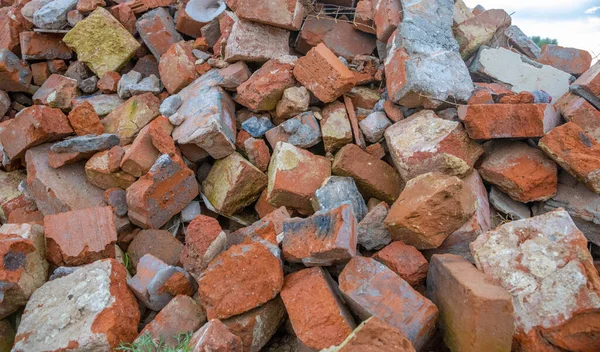 Kırık tuğla yığını.