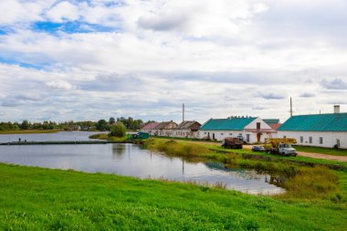 Rusya, Tver bölgesi, Svetlitsa, 15 Eylül 2020: Nilo-Stolobenskaya Pustyn '. Göl, evler ve bulutlar.