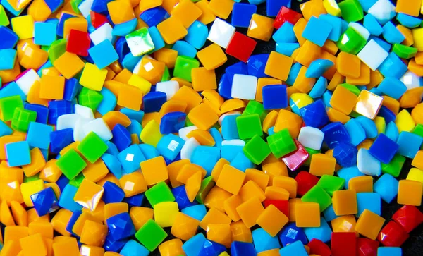 Cubos Pequenos Multicoloridos Jazem Juntos — Fotografia de Stock