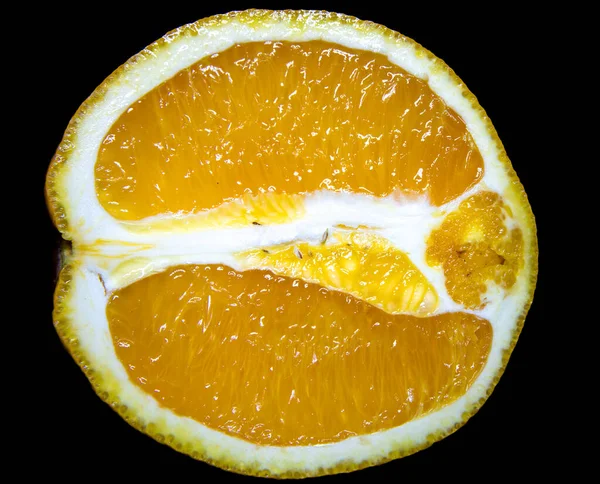 多汁橙子在黑色背景上切成两半 — 图库照片