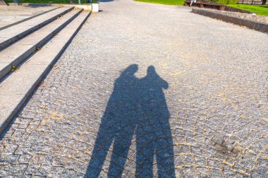 Yaz gününde kadın ve erkeğin gölgeleri