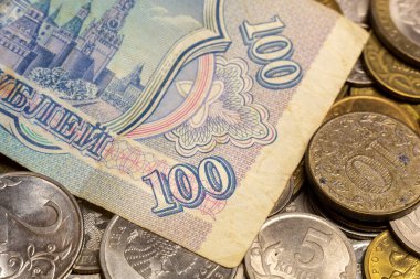 Bozuklukların arasında 100 rublelik eski bir Rus banknotu var.