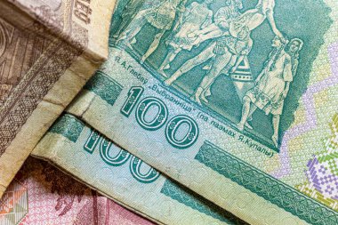 Beyaz Rusya 'nın eski 100 rublelik banknotları yan yana.