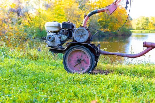 Kis Traktor Talajművelésre Burgonyaültetésre Ősz Van — Stock Fotó