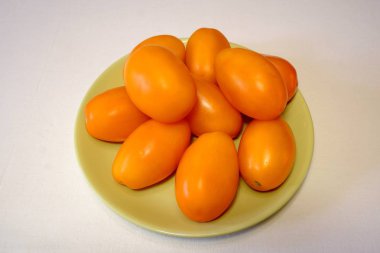 Açık yeşil bir tabaktabaktabaktabaktabaktabaktabaktabaktabaktabaktabaktabaktabaktabaktabaktabaktabaktabakta portakal erik domates yığını