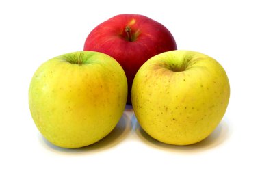 Beyaz arka planda taze sulu elma izole yakın