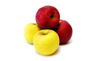 Beyaz arka planda taze sulu elma izole yakın