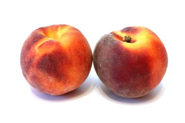 Beyaz arka planda sulu taze şeftali izole yakın