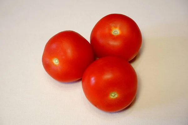 Tomates Rojos Frescos Sobre Fondo Tela Blanca — Foto de Stock