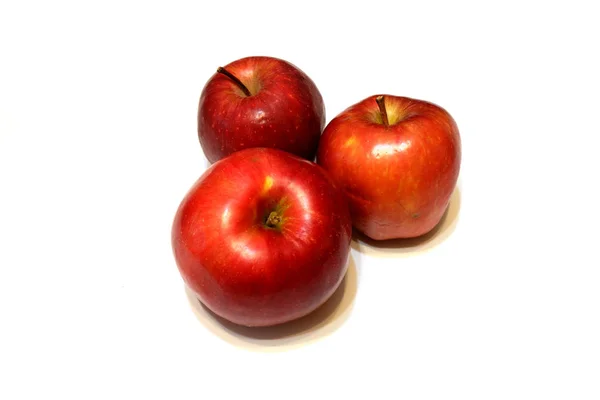 Tres Manzanas Rojas Frescas Sobre Fondo Blanco Aisladas — Foto de Stock